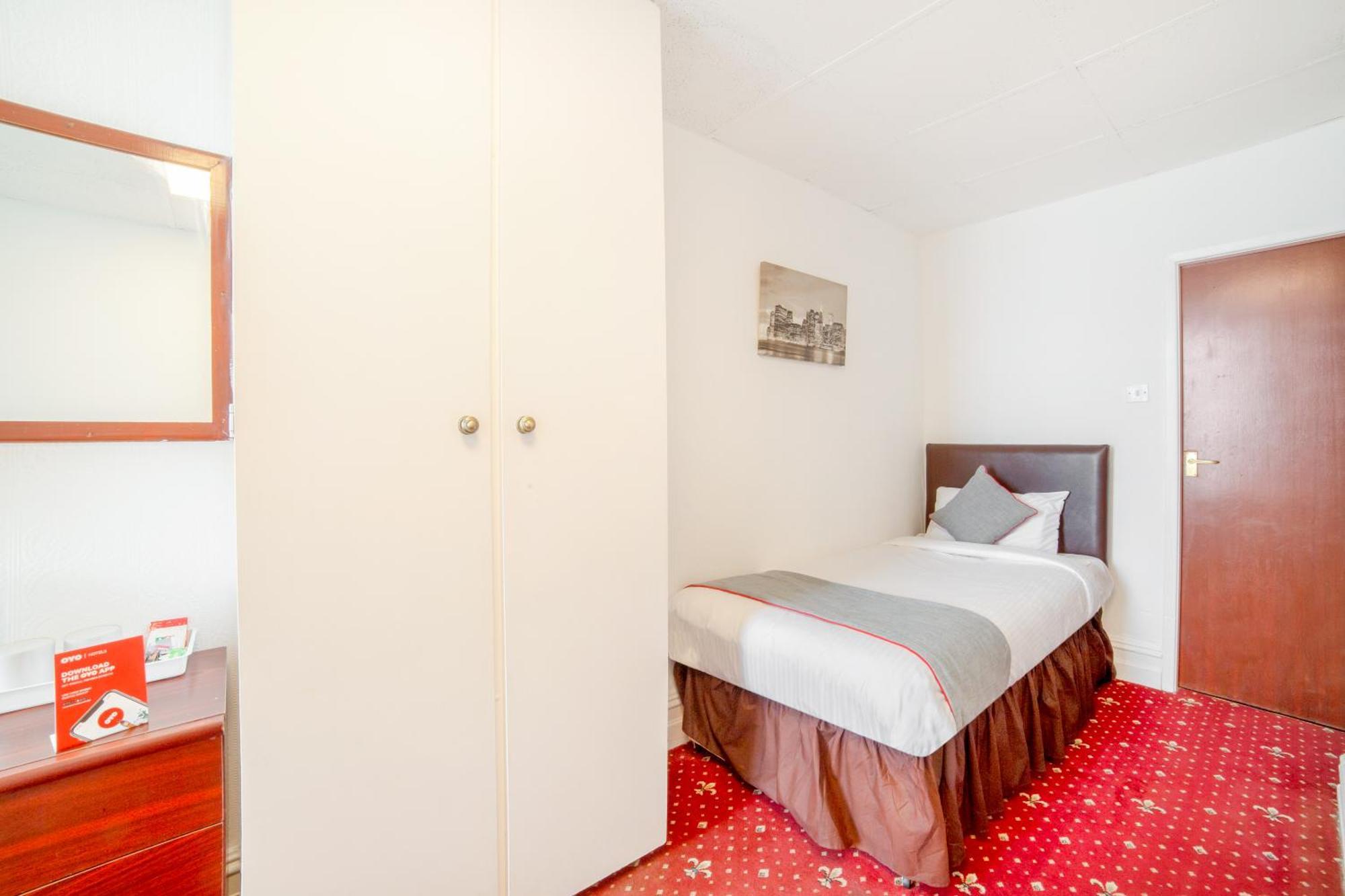 Hotel Oyo The Golden Cheval 3*